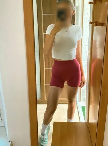 Julia, 27