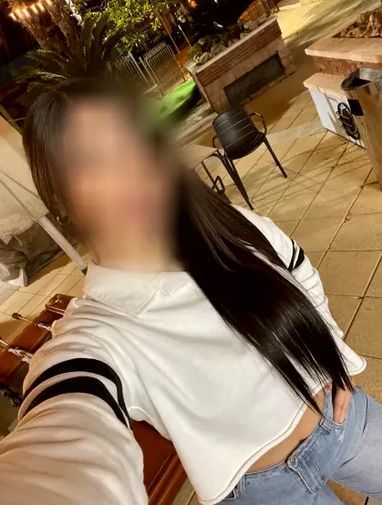 Neele, 24